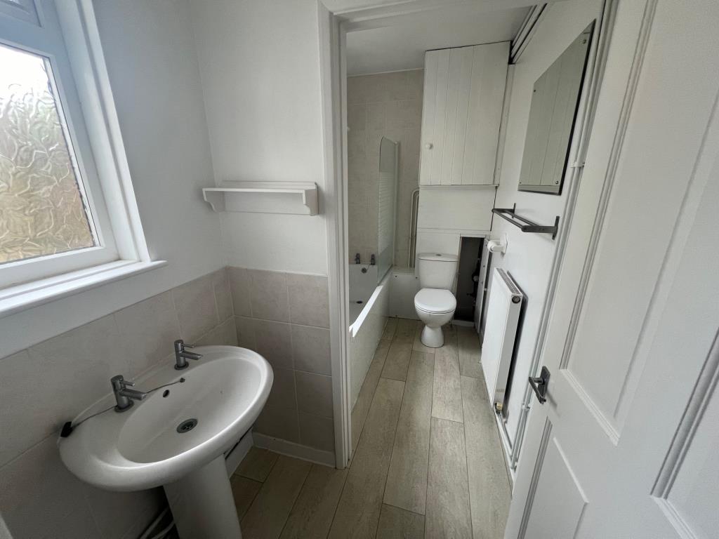 Lot: 143 - THREE-BEDROOM HOUSE IN TOWN CENTRE LOCATION - bathroom to rear of property